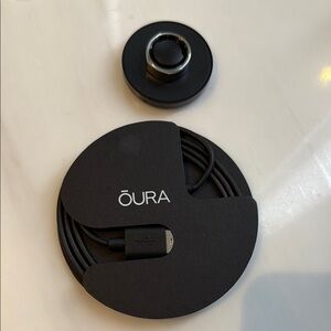 Oura Ring (Silver Heritage) + Charger Set